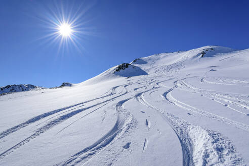 Österreich, Tirol, Sonnenschein über dem schneebedeckten Sidanjochkamm - ANSF00338