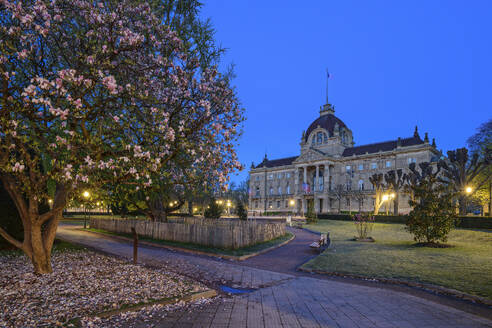 Frankreich, Bas-Rhin, Straßburg,Baumblüte vor dem Palais du Rhin in der Abenddämmerung - ANSF00340