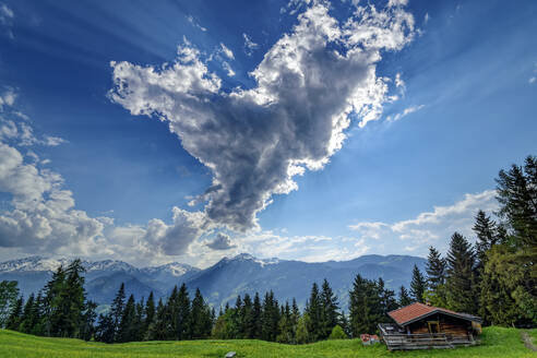 Österreich, Tirol, Wolken über Almhütte am Wiedersberger Horn - ANSF00347