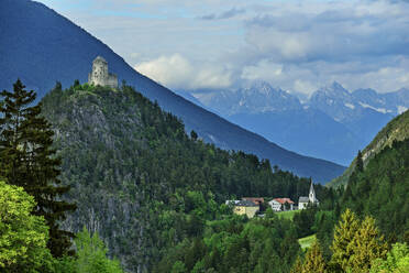 Österreich, Tirol, Dorf am Fuße der Kronburg - ANSF00348