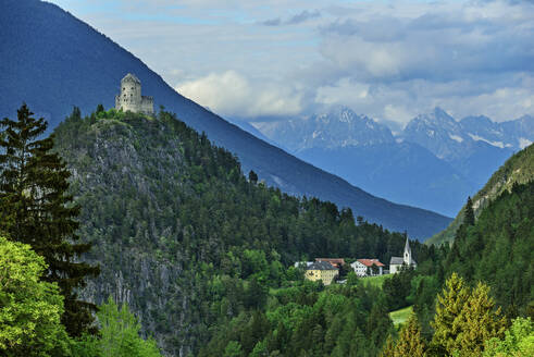 Österreich, Tirol, Dorf am Fuße der Kronburg - ANSF00348