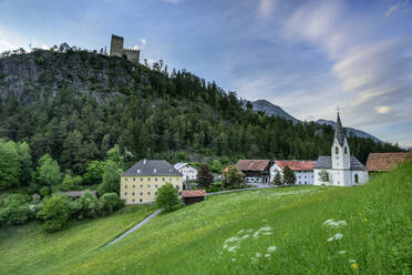 Österreich, Tirol, Dorf am Fuße der Kronburg - ANSF00349