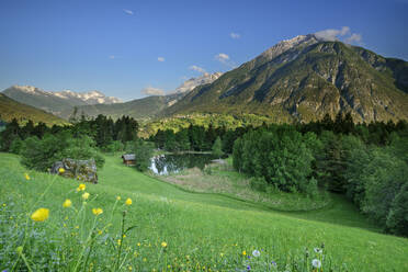 Österreich, Tirol, Blick auf einen Alpensee im Sommer - ANSF00351