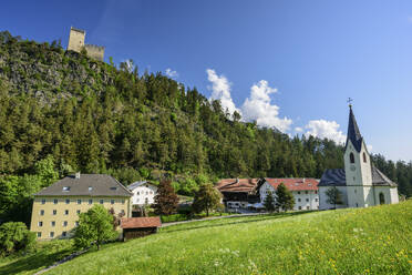 Österreich, Tirol, Dorf am Fuße der Kronburg - ANSF00353