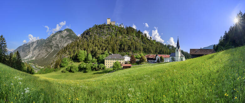 Österreich, Tirol, Panoramablick auf das Dorf am Fuße der Kronburg - ANSF00354