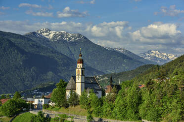 Österreich, Tirol, Tarrenz, Bergdorf im Sommer mit Kirche im Vordergrund - ANSF00358