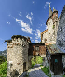 Österreich, Tirol, Nassereith, Eingangstor von Schloss Fernstein - ANSF00360