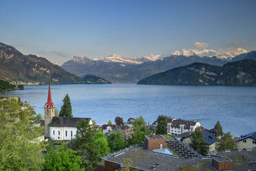 Schweiz, Kanton Luzern, Weggis, Dorf am Ufer des Vierwaldstättersees in der Abenddämmerung - ANSF00362