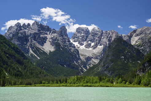 Italien, Trentino-Südtirol, Blick auf den Durrensee und das Cristallo-Massiv im Sommer - ANSF00368