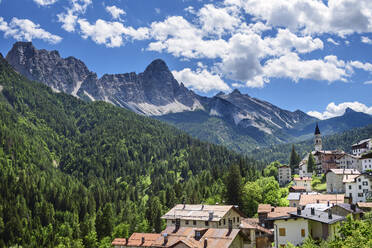 Italien, Venetien, Cibiana di Cadore, Blick auf ein Dorf in den Dolomiten im Sommer - ANSF00369