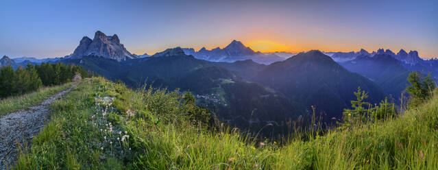 Italien, Venetien, Sommerlicher Sonnenaufgang am Monte Punta - ANSF00371