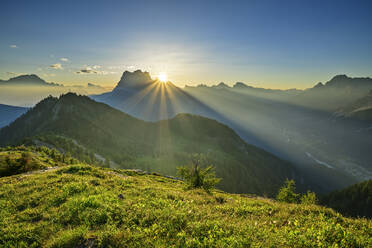 Italien, Venetien, Blick vom Monte Rite zum Monte Pelmo bei Sonnenuntergang - ANSF00377