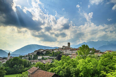 Italien, Venetien, Feltre, Wolken über der Stadt in den Dolomiten - ANSF00380