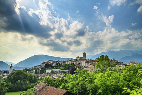 Italien, Venetien, Feltre, Wolken über der Stadt in den Dolomiten - ANSF00380