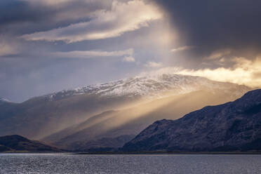 UK, Schottland, Untergehende Sonne, die Loch Linnhe beleuchtet - SMAF02542