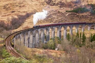 UK, Schottland, Jacobite-Dampfzug bei der Überquerung des Glenfinnan-Viadukts - SMAF02543