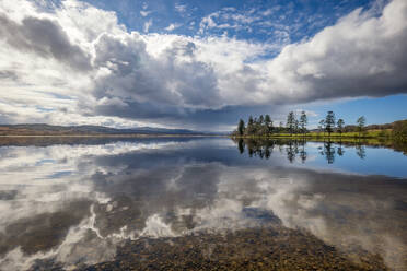 UK, Schottland, Wolken spiegeln sich in Loch Shiel - SMAF02545