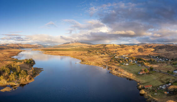 UK, Schottland, Acharacle, Luftaufnahme von Loch Shiel mit Wolken im Hintergrund - SMAF02547