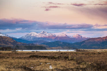 Großbritannien, Schottland, Loch Shiel in der Abenddämmerung mit Bergen im Hintergrund - SMAF02549