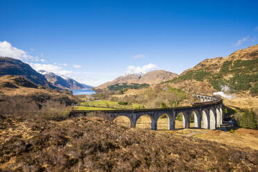 UK, Schottland, Jacobite-Dampfzug bei der Überquerung des Glenfinnan-Viadukts - SMAF02550