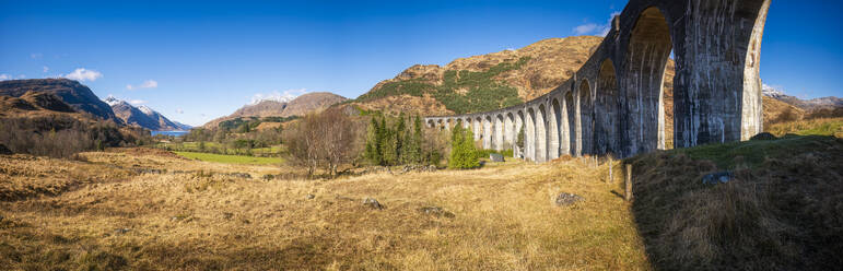 UK, Schottland, Panoramablick auf das Glenfinnan-Viadukt - SMAF02551