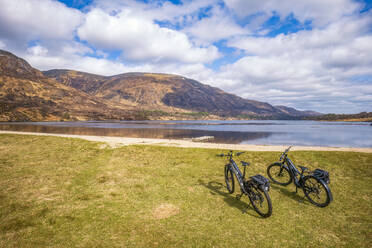 UK, Schottland, Zwei Fahrräder am Ufer des Loch Affric zurückgelassen - SMAF02557