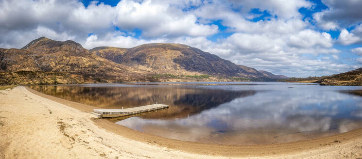 UK, Schottland, Panoramablick auf Wolken, die über dem Ufer des Loch Affric schweben - SMAF02558