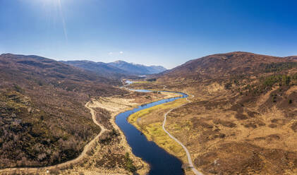 UK, Schottland, Luftaufnahme von Glen Cannich und dem Fluss Cannich - SMAF02561