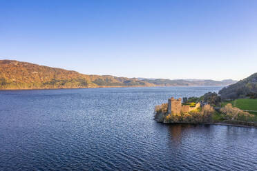 UK, Schottland, Luftaufnahme von Loch Ness mit Urquhart Castle im Hintergrund - SMAF02566