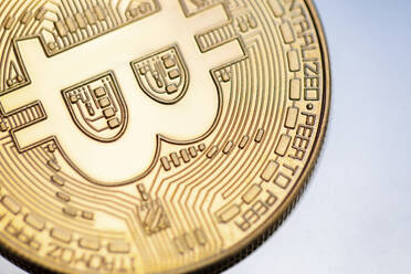 Nahaufnahme einer goldfarbenen Bitcoin-Münze - MMAF01452