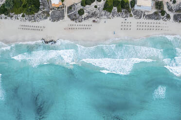 Spanien, Balearische Inseln, Formentera, Drohnenaufnahme von Reihen von Sonnenschirmen am leeren Strand - MMAF01456