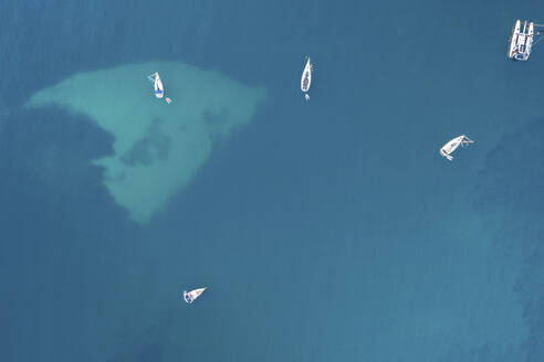 Spanien, Balearische Inseln, Formentera, Drohnenansicht von Booten, die auf der blauen Oberfläche des Mittelmeers schwimmen - MMAF01477