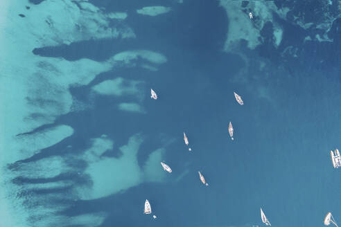 Spanien, Balearische Inseln, Formentera, Drohnenansicht von Booten, die auf der blauen Oberfläche des Mittelmeers schwimmen - MMAF01478