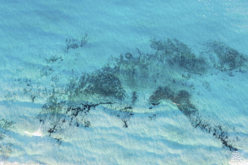 Spanien, Balearische Inseln, Formentera, Drohnenansicht der blauen Oberfläche des Mittelmeers - MMAF01485