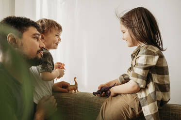 Vater verbringt seine Freizeit mit seinen Söhnen beim Spielen zu Hause - ANAF01406
