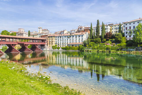 Italien, Venetien, Bassano del Grappa, Fluss Brenta mit Gebäuden und Ponte Vecchio im Hintergrund - FLMF00948