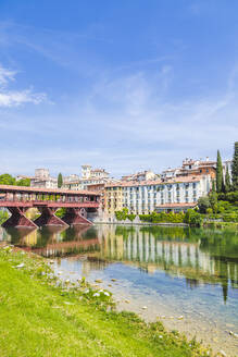 Italien, Venetien, Bassano del Grappa, Fluss Brenta mit Gebäuden und Ponte Vecchio im Hintergrund - FLMF00949