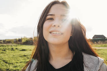 Teenager-Mädchen im Feld an einem sonnigen Tag - ANAF01417