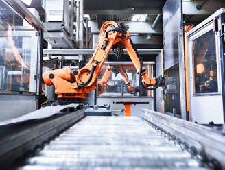 Roboterarm über Förderband in Fabrik - CVF02408