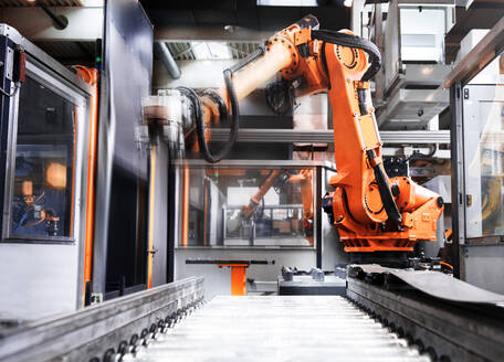 Roboterarm über Produktionslinie in Fabrik - CVF02410