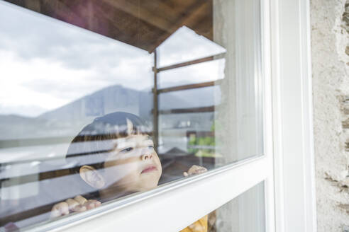 Junge schaut aus dem Fenster - FLMF00961