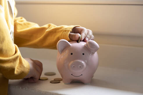 Boy saving money in piggy bank - FLMF00962