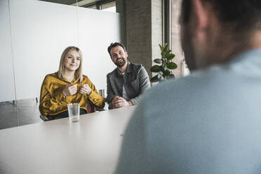 Geschäftskollegen planen die Strategie in einer Sitzung im Büro - UUF28551