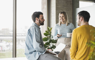 Geschäftsfrau plant Strategie mit Kollegen im Büro - UUF28584