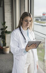 Junge Ärztin mit Tablet-PC im Krankenhaus - UUF28598