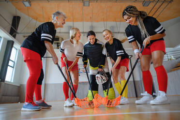 Mehrgenerationen-Frauen-Floorballteam beim gemeinsamen Spiel in der Turnhalle. - HPIF09614