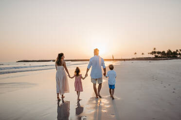 Eine glückliche Familie mit kleinen Kindern genießt die Zeit am Meer in einem exotischen Land. - HPIF09621