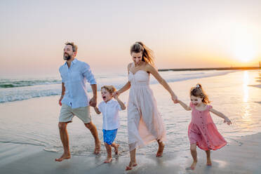 Eine glückliche Familie mit kleinen Kindern genießt die Zeit am Meer in einem exotischen Land. - HPIF09624