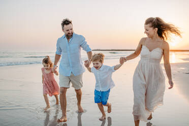 Eine glückliche Familie mit kleinen Kindern genießt die Zeit am Meer in einem exotischen Land. - HPIF09626