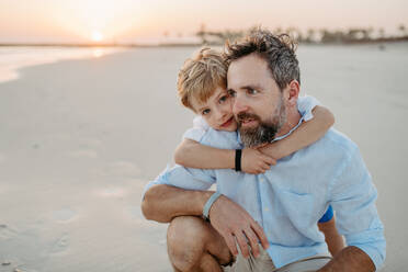 Ein Vater mit seinem Sohn genießt die gemeinsame Zeit am Meer. - HPIF09632